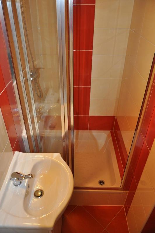 Deluxe Twin Room with Balcony image 3