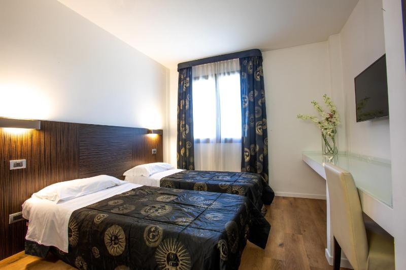 Superior Twin Room image 1