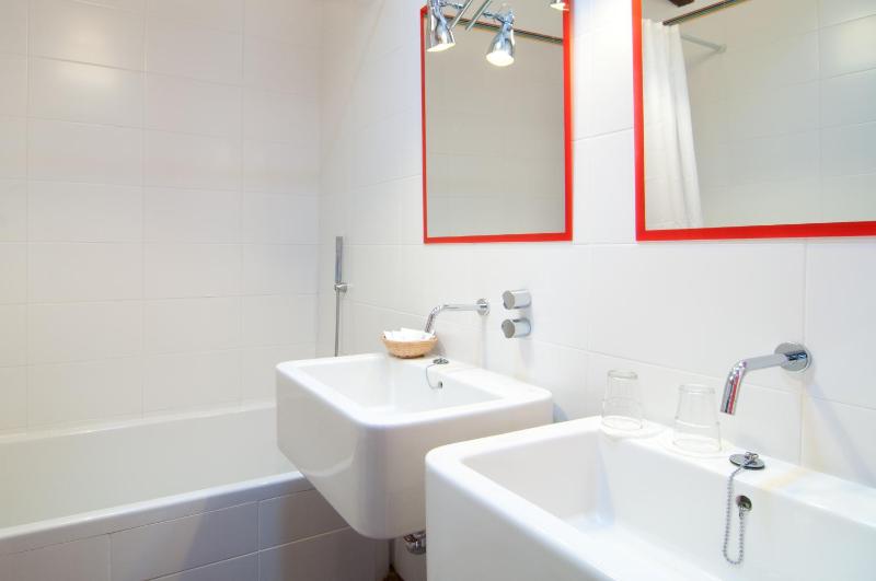 Double or Twin Room image 4