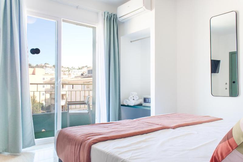 Superior Twin Room with Balcony image 3