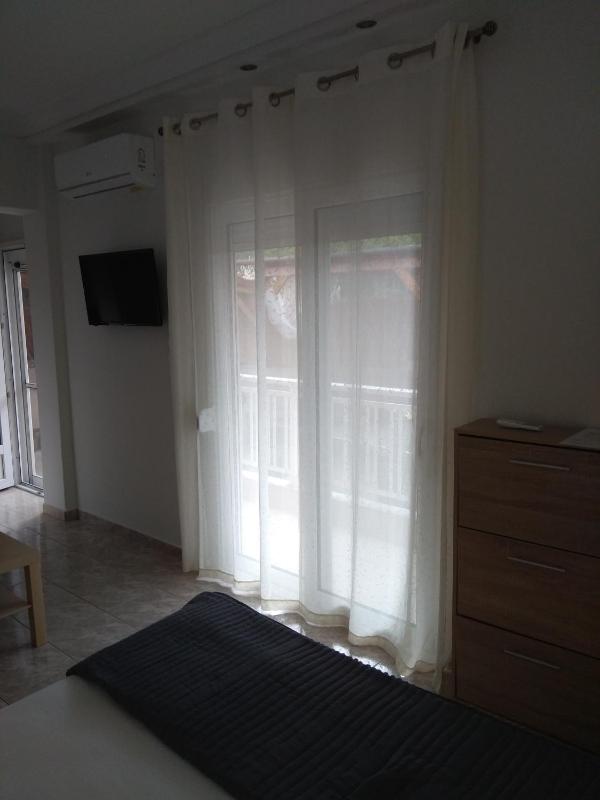 One-Bedroom Apartment image 2