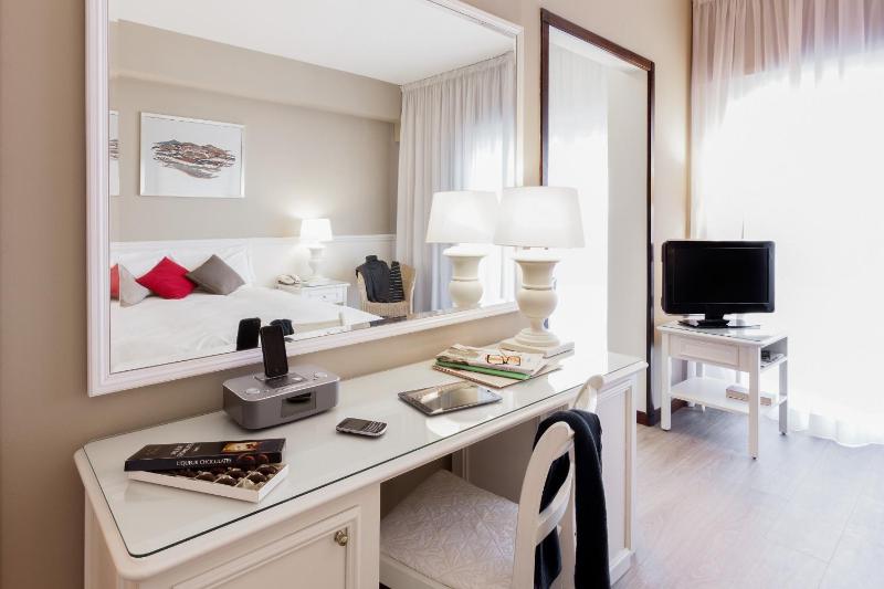 Double or Twin Room image 3