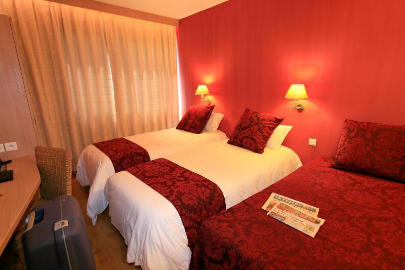 Superior Triple Room image 4