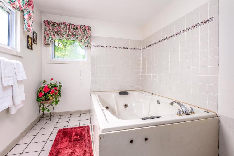 King Room with Spa Bath image 2