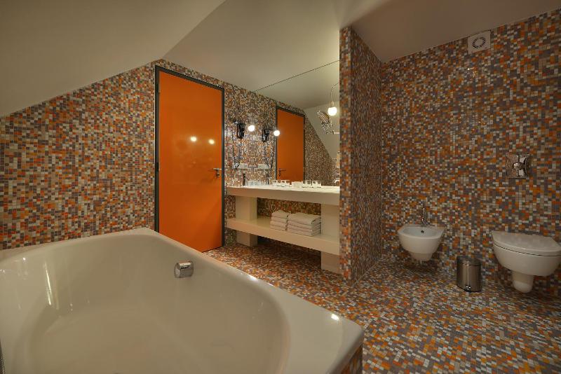 Deluxe Family Suite image 4