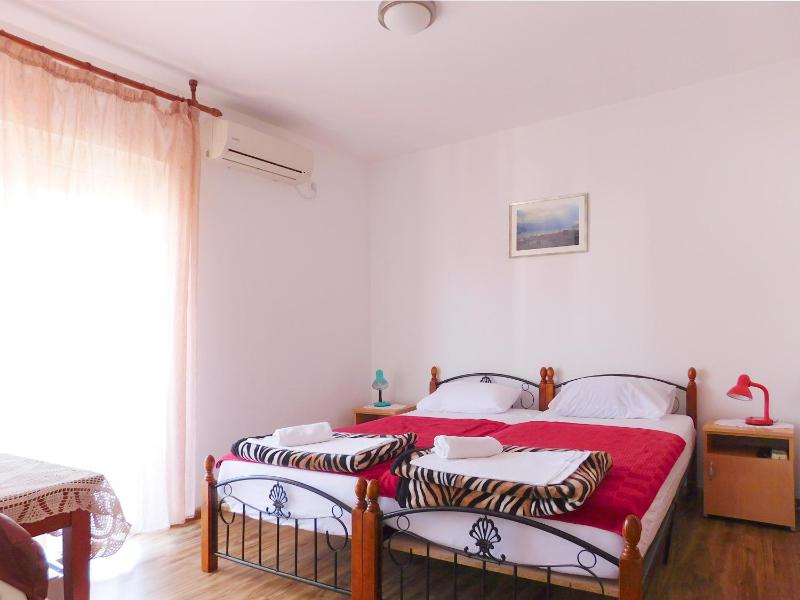 Twin Room with Garden View image 3