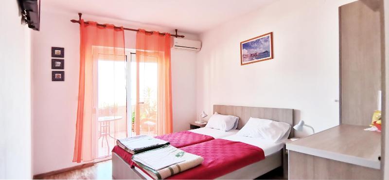 Standard Twin Room with Sea View image 2