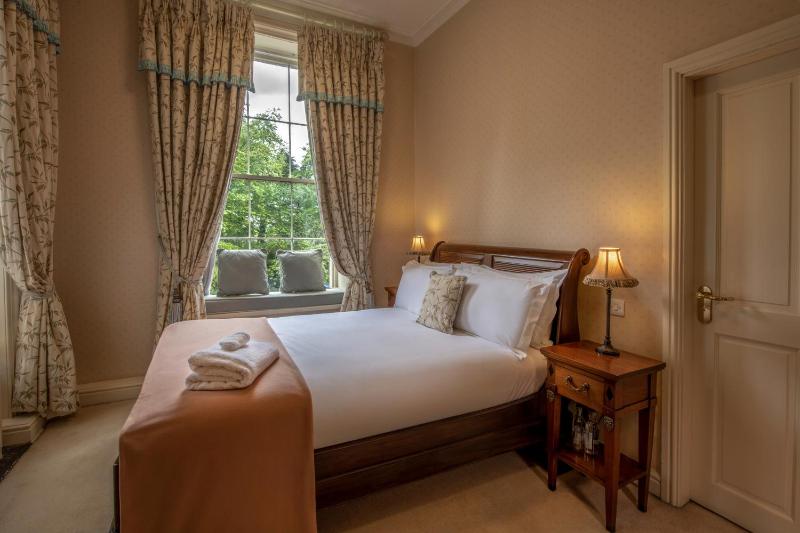 Deluxe Double Room at Hugh Stewart House image 3