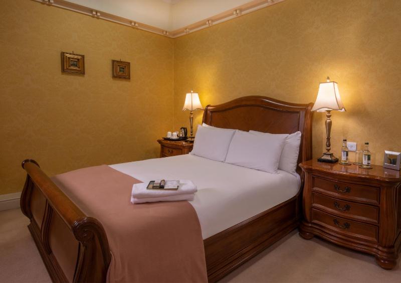 Deluxe Double Room at Hugh Stewart House image 2