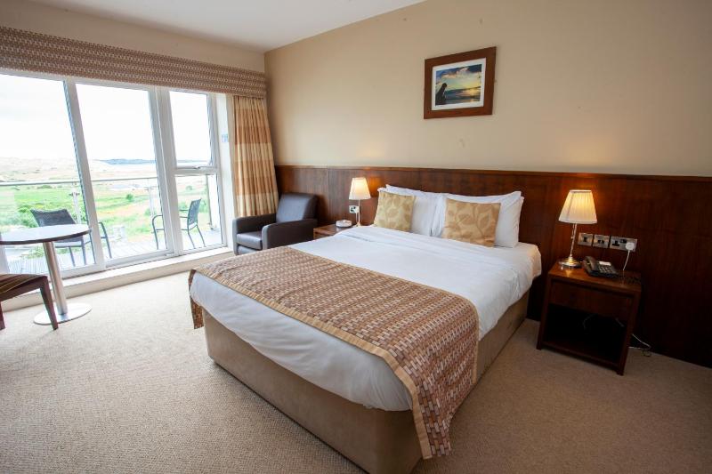 Deluxe Double Room with Sea View image 3