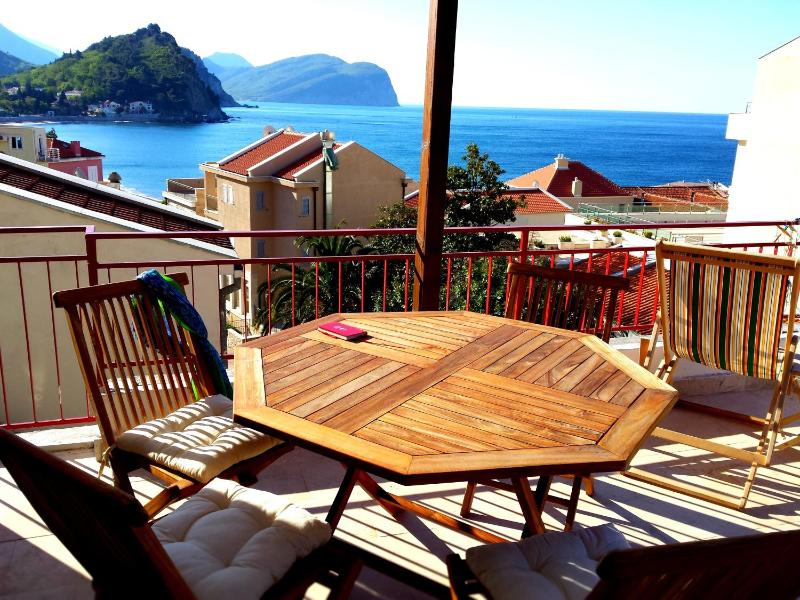 One-Bedroom Apartment with Terrace and Sea View image 3
