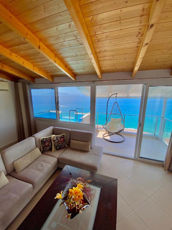 Deluxe Suite with Sea View image 2