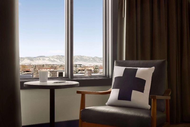 Queen room with 2 Queen Beds, Mountain View, Non-Smoking image 3