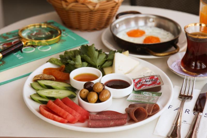 Double Room with Balcony image 3