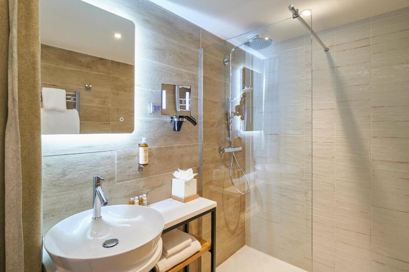 Classic Twin Room image 3