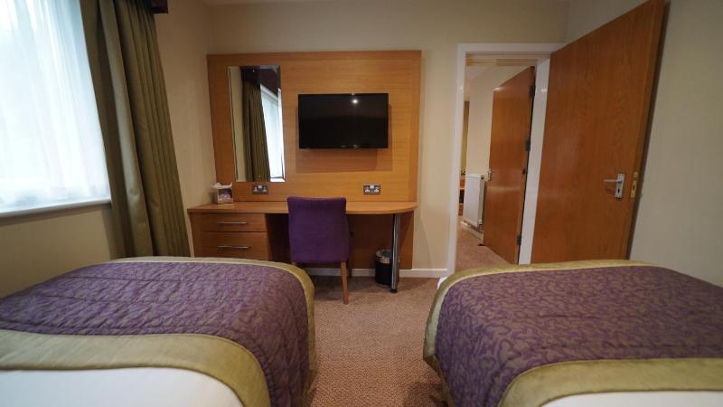 Twin Room image 4