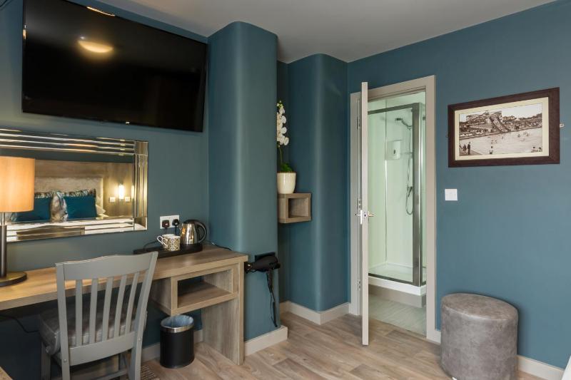 Deluxe King Room with Sea View image 3