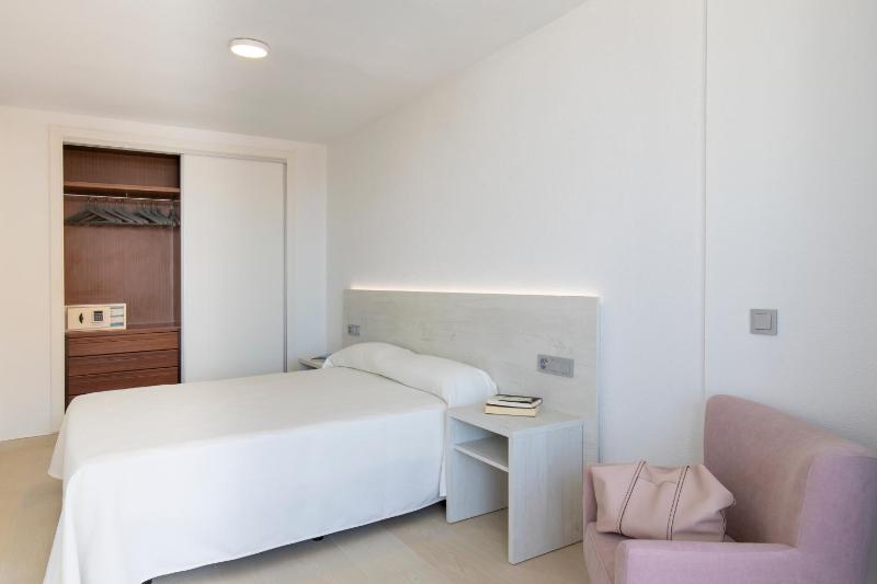 One-Bedroom Apartment image 2