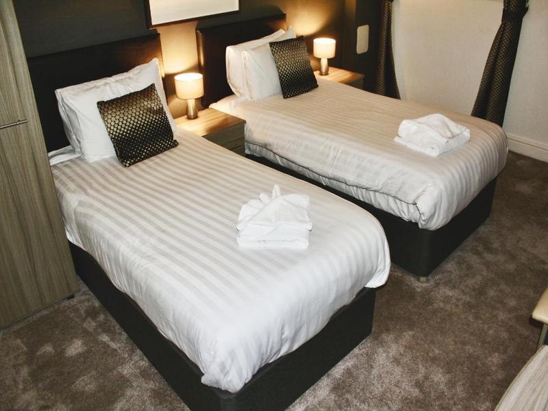 Standard Twin Room image 1