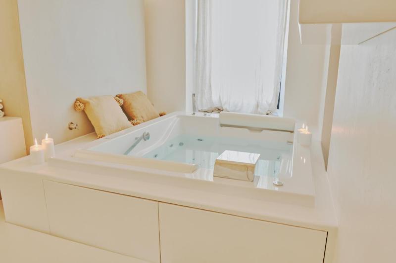 Deluxe Suite image 4