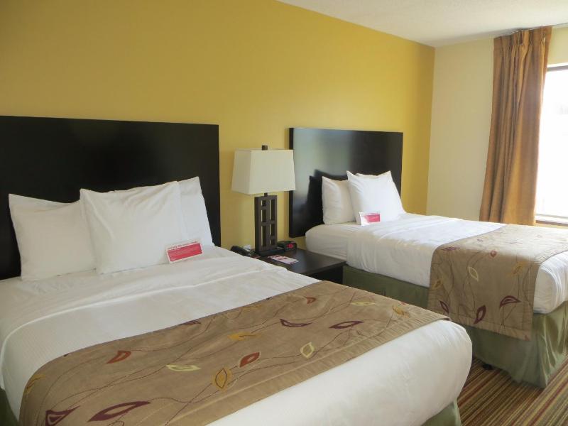 Deluxe Queen Room with Two Queen Beds - Non-Smoking image 3