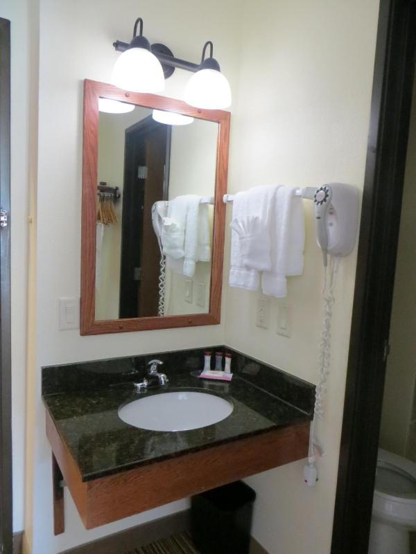 Deluxe Queen Room with Two Queen Beds - Non-Smoking image 2