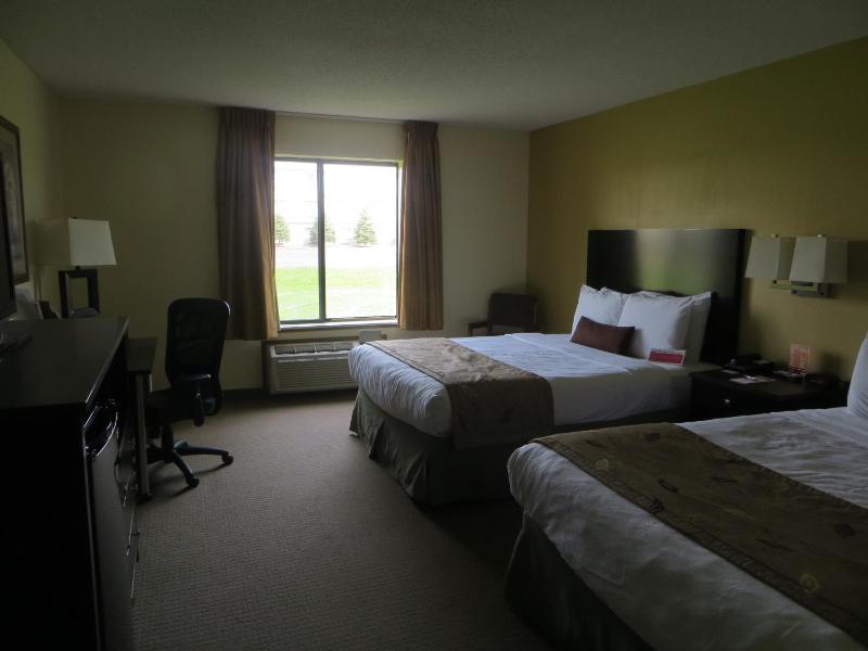 Deluxe Queen Room with Two Queen Beds - Non-Smoking image 3
