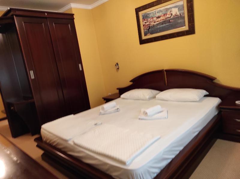 Deluxe Double Room with Balcony image 2