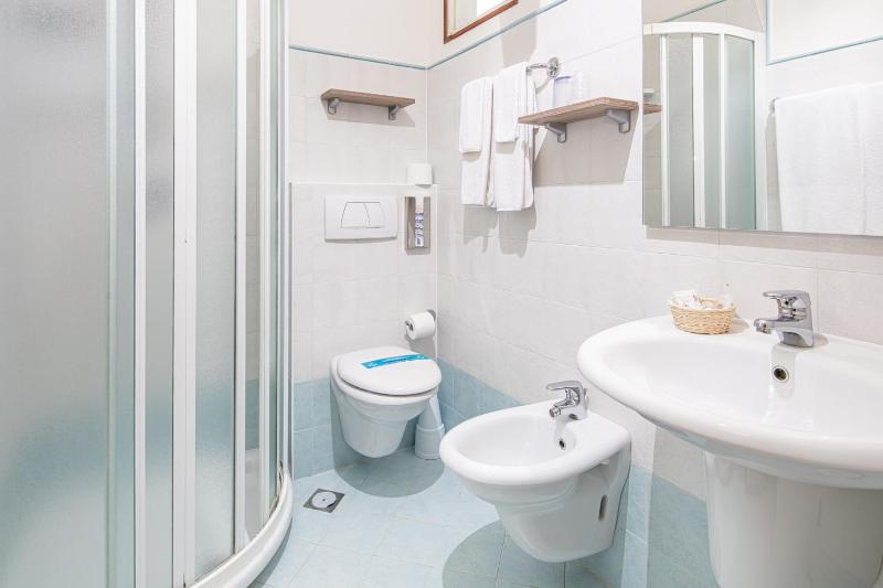 Double Room with Sea View image 4
