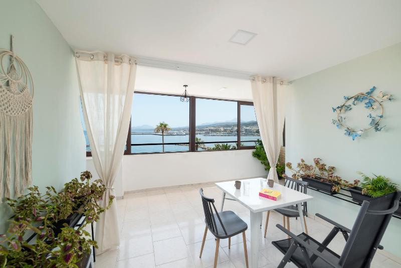 Triple Room with Terrace & Sea View image 4