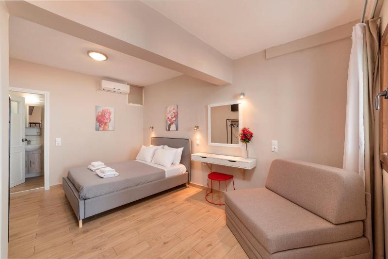 Triple Room with Terrace & Sea View image 2