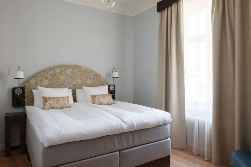 Standard King Room image 3