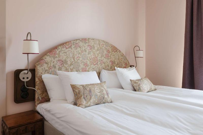 Standard King Room image 4
