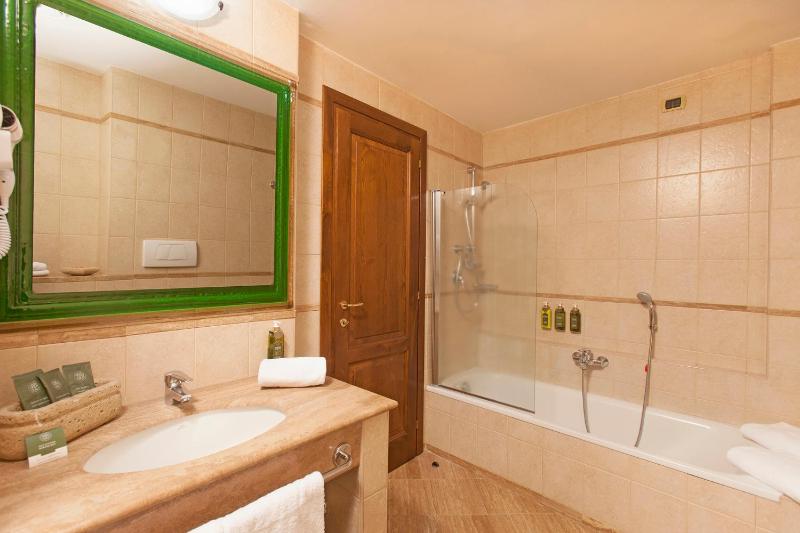 Deluxe Double Room image 3