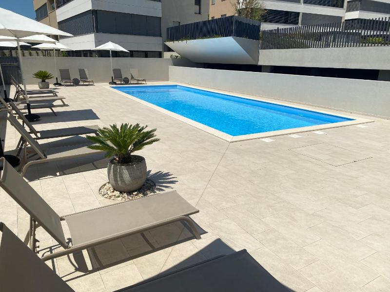 Deluxe Two-Bedroom Apartment with Sea View image 4