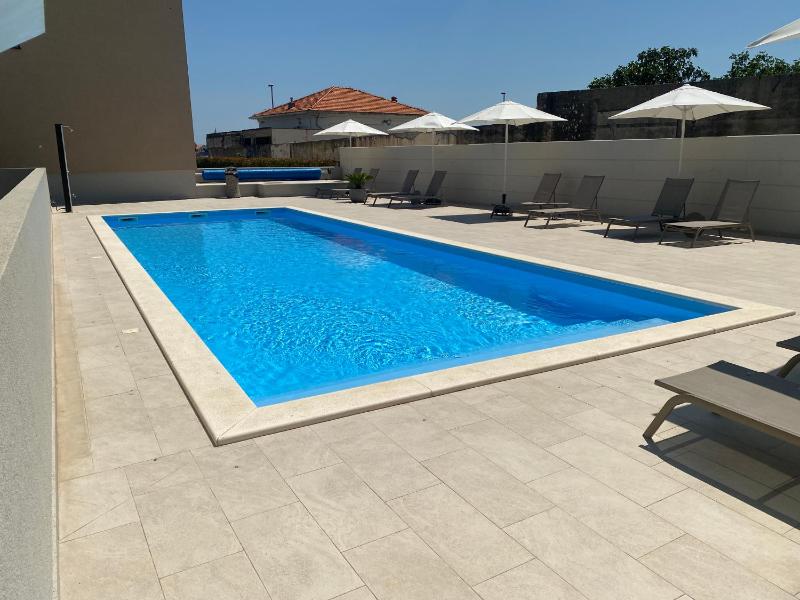 Deluxe Two-Bedroom Apartment with Sea View image 2
