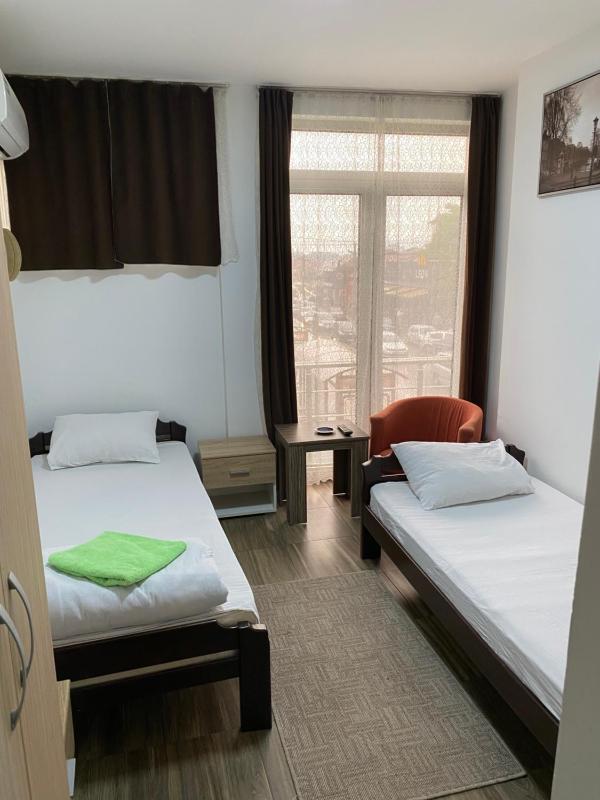 Twin Room with Bathroom image 2