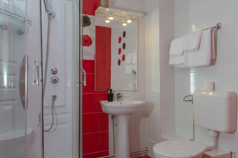 Standard Twin Room with Mountain View image 3