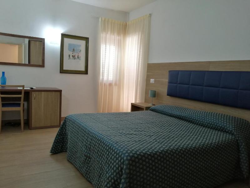 Double Room with Lake View image 4