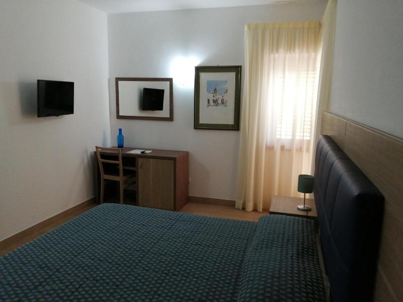Double Room with Lake View image 2