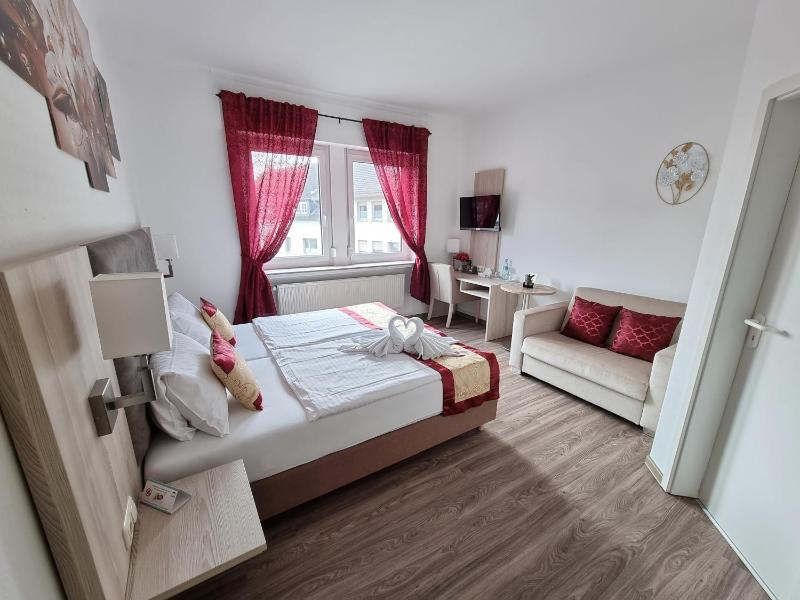 Deluxe Double Room (2 Adults + 1 Child) image 1