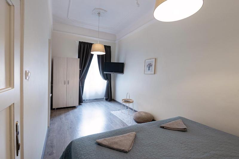 Standard Double Room with Shared Bathroom image 2