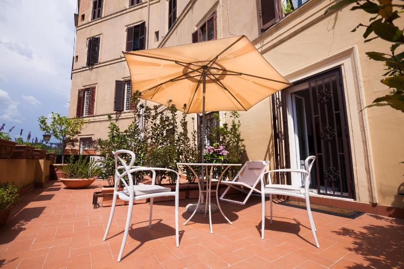 Deluxe Double Room with Terrace image 4