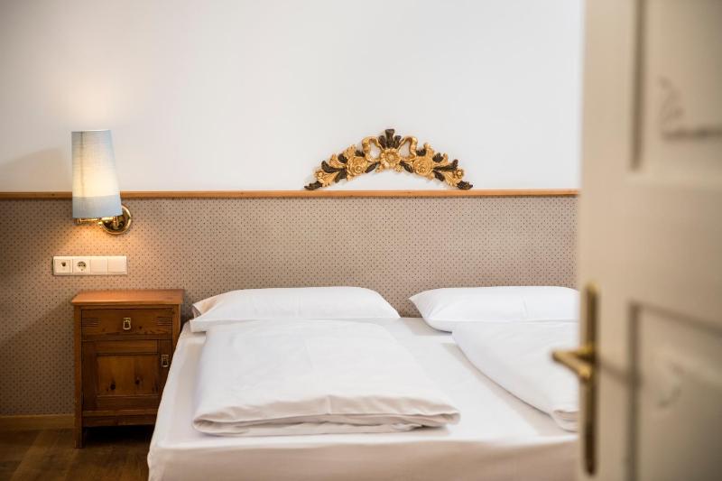 Classic Double or Twin Room image 4