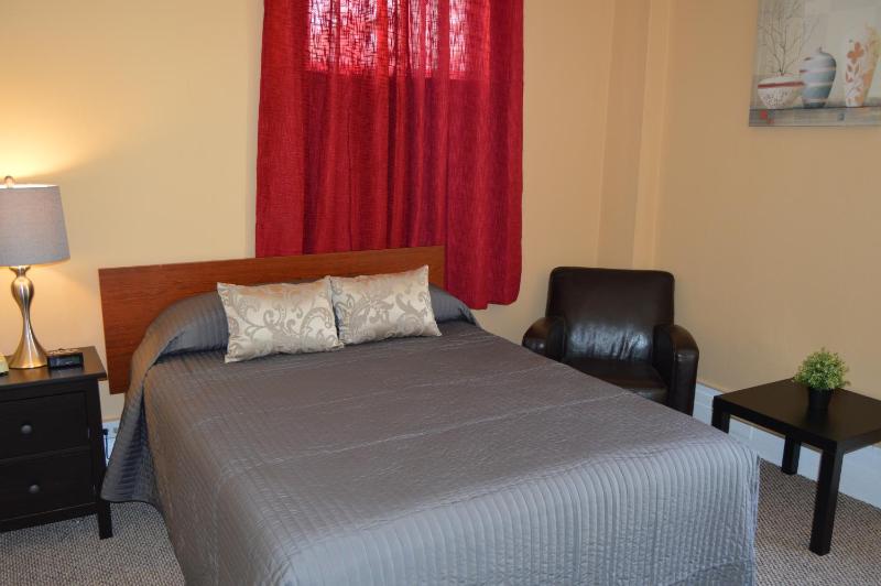 Deluxe Queen Room image 3