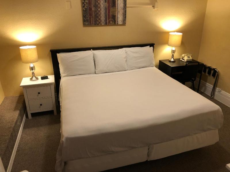 Deluxe King Room image 3