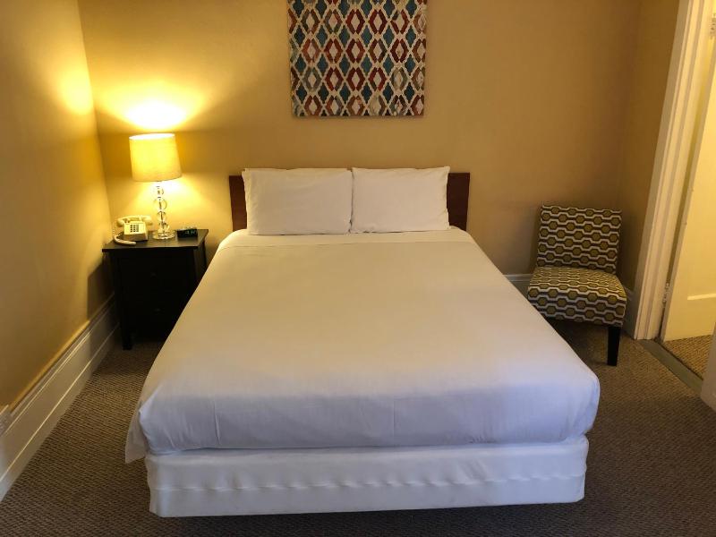 Deluxe Queen Room image 2