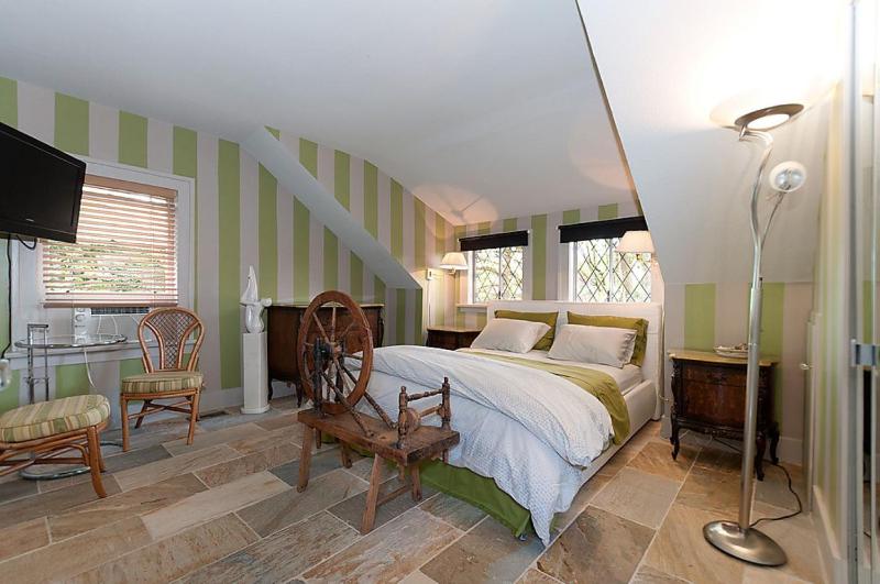 Deluxe Queen Room image 1