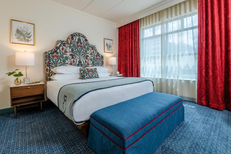 King Suite with Balcony image 2