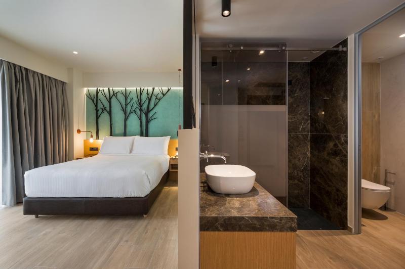Triple Room with City View image 3